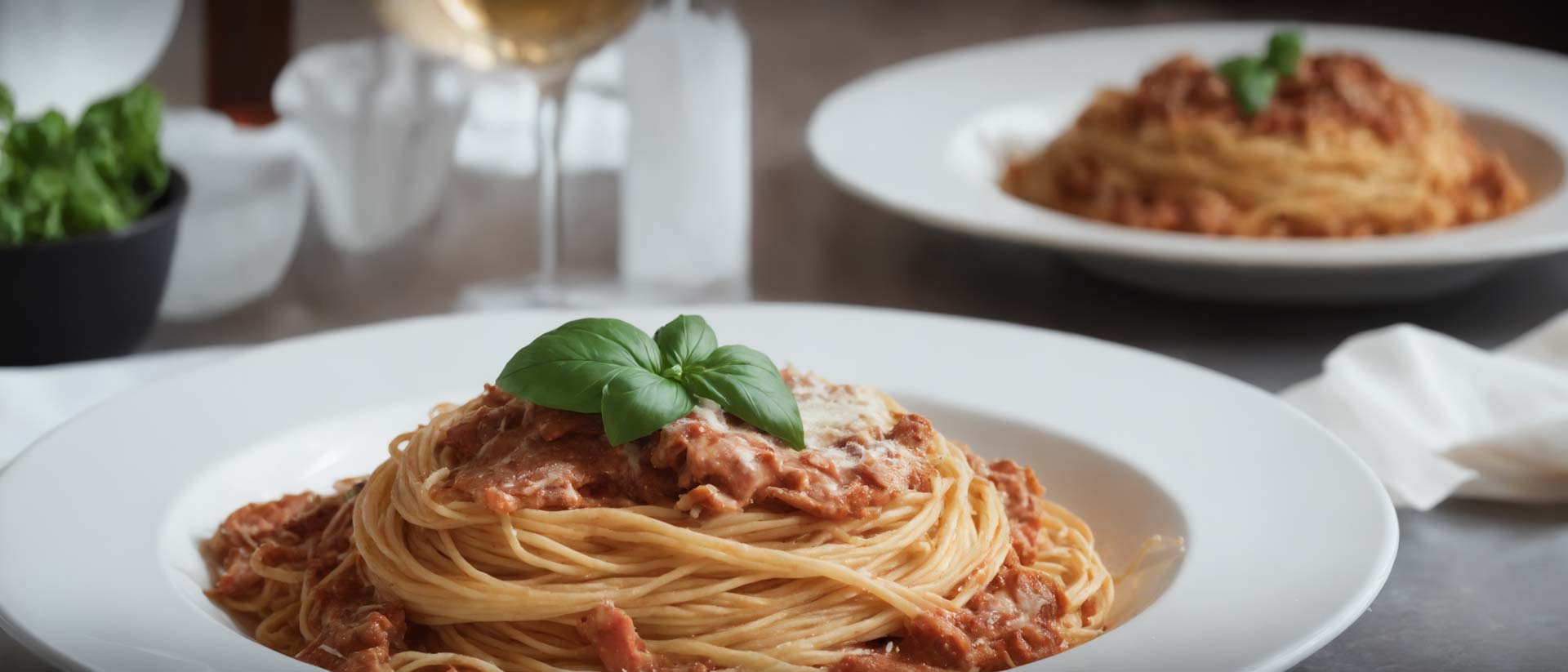 Spaghetti Bolognese mit geschmolzenem Käse als Topping