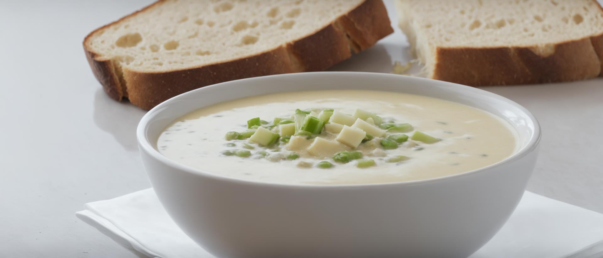 Creme-Suppe mit Gemüse und Kartoffelstücken